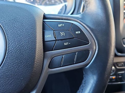 Used 2019 Jeep Cherokee Latitude Plus image 12