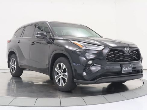 Used 2022 Toyota Highlander XLE AWD/4WD image 7