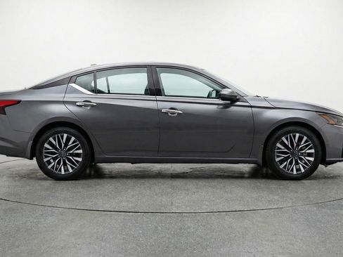 Used 2025 Nissan Altima 2.5 SV image 11