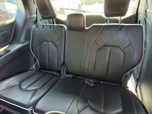 Used 2025 Chrysler Pacifica Limited FWD image 24