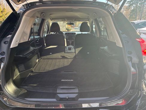 Used 2018 Nissan Rogue SV w/ Premium Package image 13