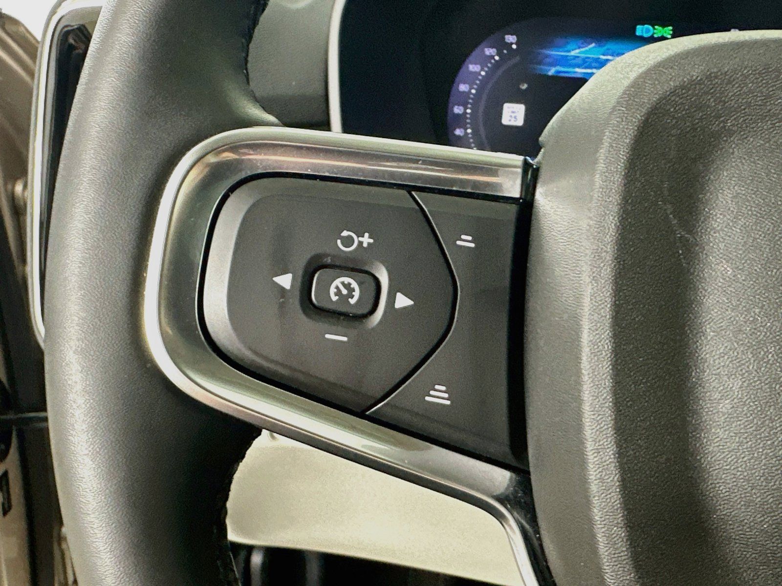 Used 2024 Volvo XC40 B5 Plus w/ Climate Package AWD/4WD image 18