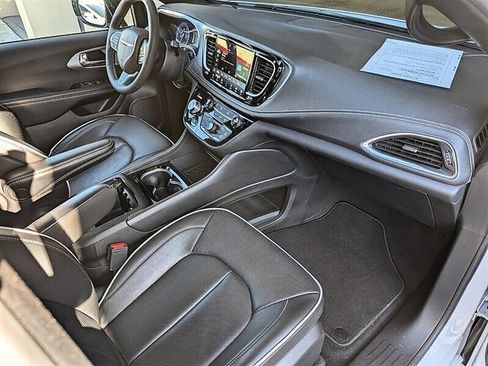 Used 2026 Chrysler Pacifica Limited FWD image 4