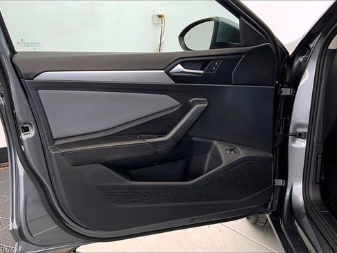 Used 2025 Volkswagen Jetta SE image 23