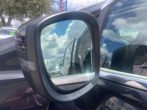 Used 2023 Chrysler Pacifica Touring-L FWD image 19
