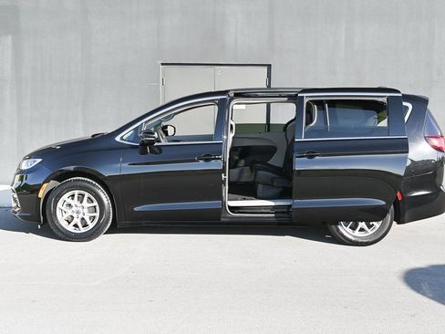 Used 2024 Chrysler Pacifica Touring-L image 8