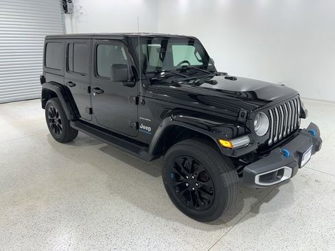 Used 2023 Jeep Wrangler Unlimited Sahara w/ Cold Weather Group AWD/4WD image 7