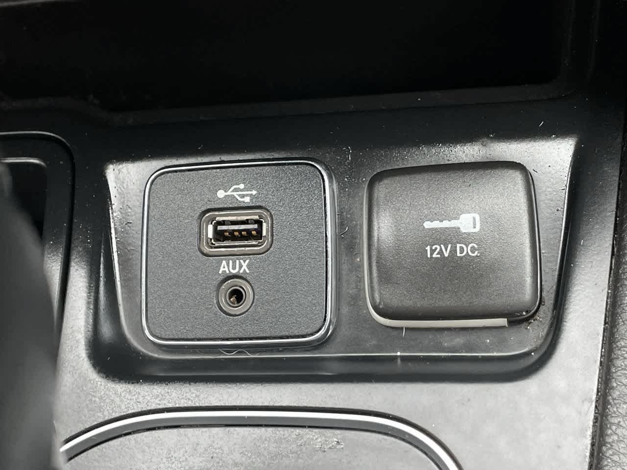 Used 2019 Jeep Cherokee Latitude Plus w/ Comfort/Convenience Group FWD image 22