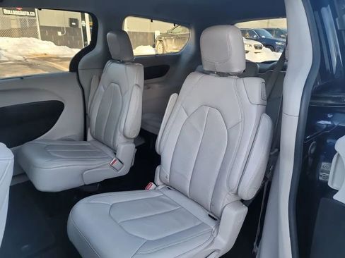 Used 2017 Chrysler Pacifica Touring-L Plus image 24