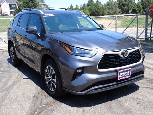 Used 2024 Toyota Highlander XLE AWD/4WD image 6