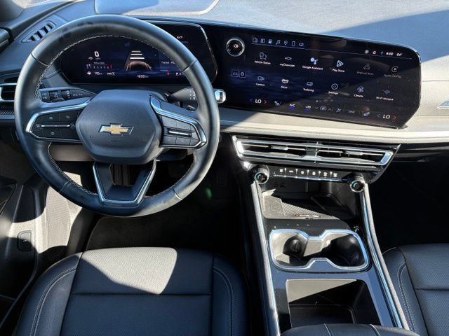 Used 2025 Chevrolet Traverse LT AWD/4WD image 3