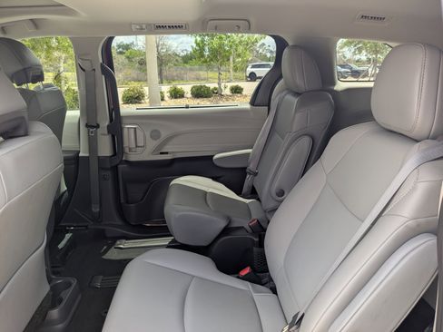 Used 2022 Toyota Sienna XLE FWD image 17