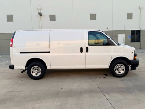 Used 2019 Chevrolet Express 3500 w/ Driver Convenience Package image 4