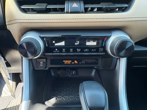 Used 2020 Toyota RAV4 LE image 17