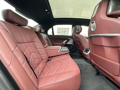 Used 2025 BMW 760i xDrive image 24