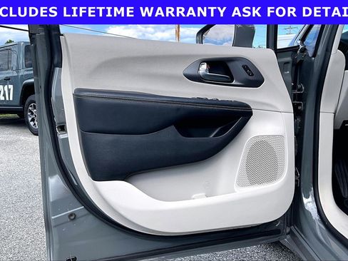Used 2022 Chrysler Pacifica Touring-L FWD image 18