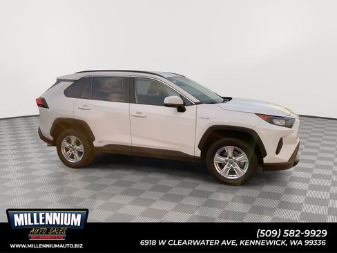Used 2020 Toyota RAV4 LE image 1