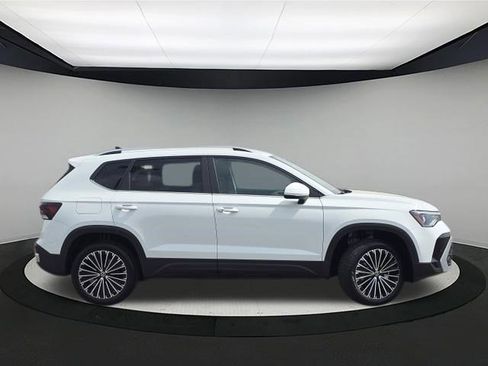 New 2026 Volkswagen Taos SE FWD image 8