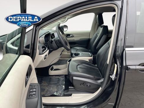 Used 2022 Chrysler Pacifica Touring-L image 11