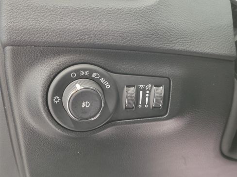 Used 2019 Jeep Compass Latitude w/ Cold Weather Group FWD image 38