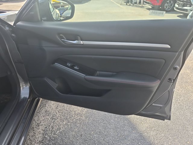 Used 2025 Nissan Altima 2.5 SR FWD image 32