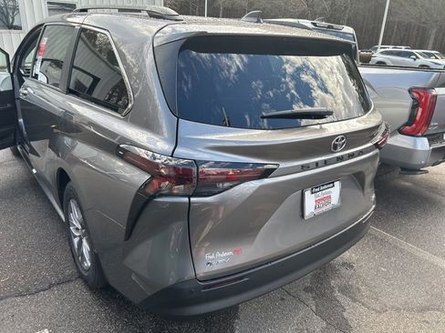 New 2026 Toyota Sienna XLE image 17