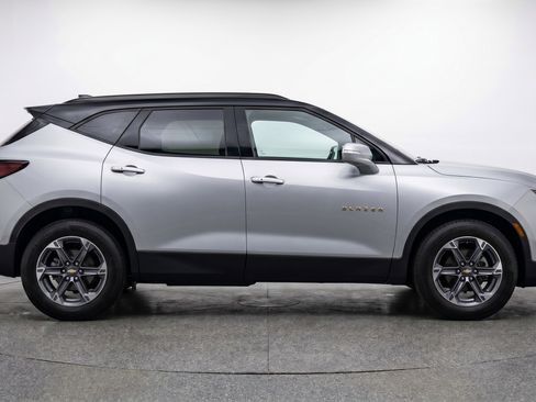 Used 2025 Chevrolet Blazer LT FWD image 11
