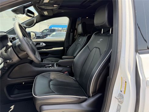 Used 2025 Chrysler Pacifica Limited FWD image 14