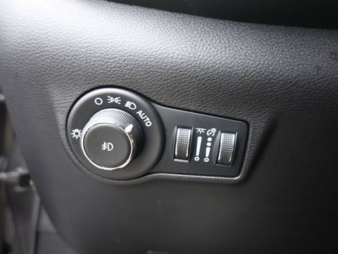 Used 2024 Jeep Compass Latitude image 32