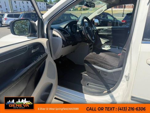 Used 2013 Chrysler Town & Country Touring FWD image 9
