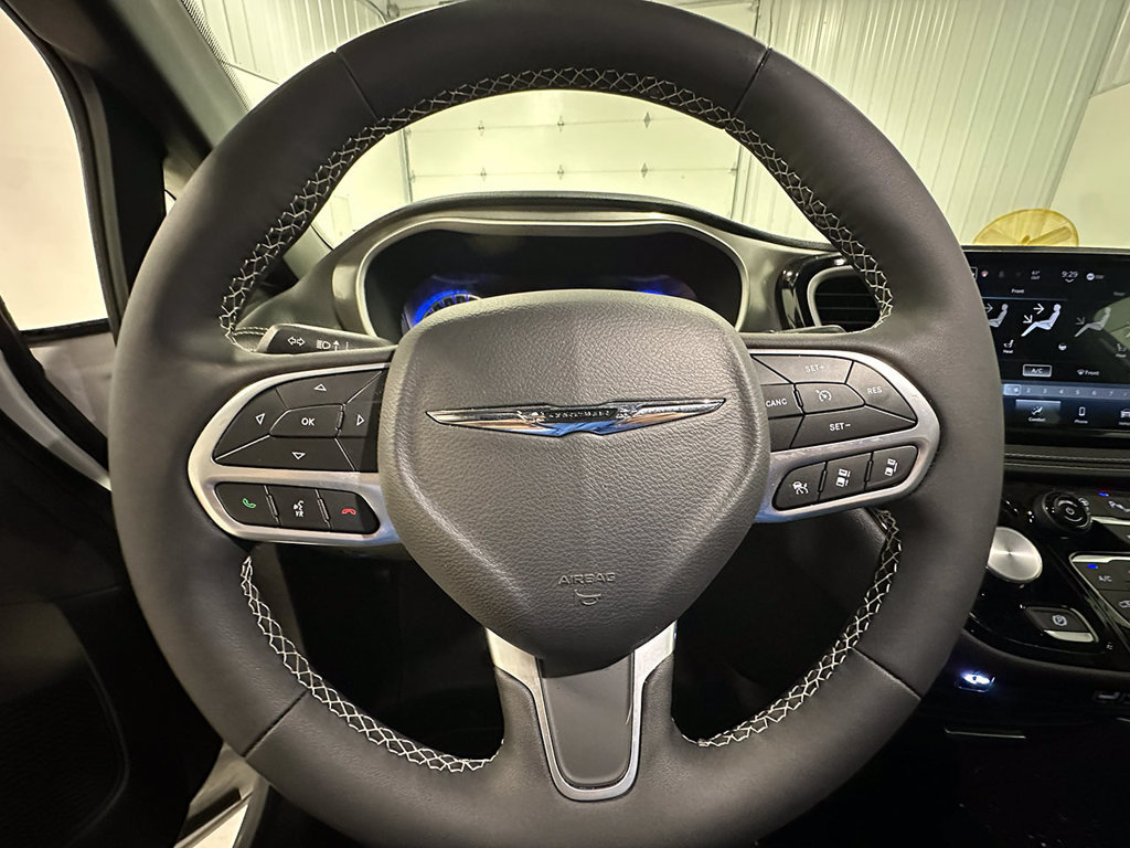 Used 2025 Chrysler Pacifica Select FWD image 31