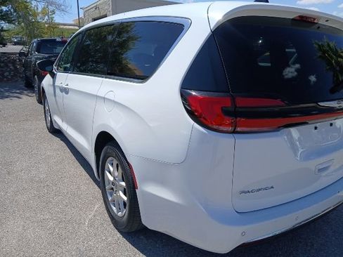 Used 2023 Chrysler Pacifica Touring-L FWD image 2