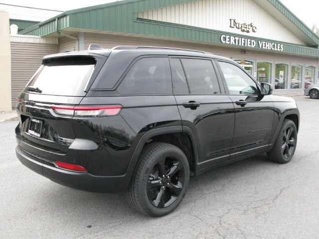 Used 2023 Jeep Grand Cherokee Limited w/ Black Appearance Package AWD/4WD image 4