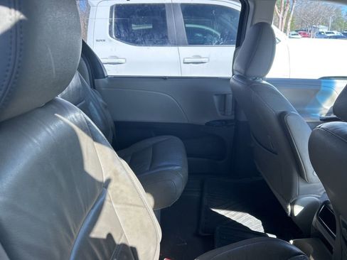 Used 2017 Toyota Sienna XLE image 5