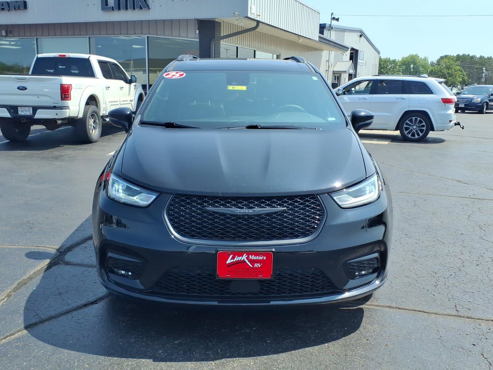 Used 2025 Chrysler Pacifica Limited FWD image 9