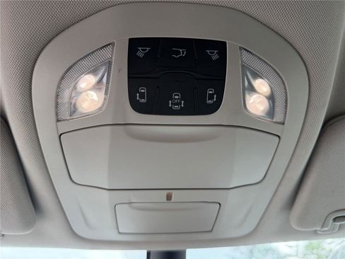 Used 2023 Chrysler Pacifica Touring-L FWD image 18