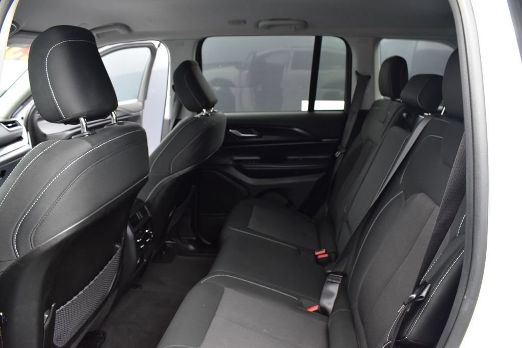 Used 2023 Jeep Grand Cherokee Laredo AWD/4WD image 10