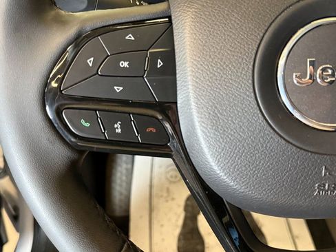 Used 2023 Jeep Cherokee Altitude Lux image 11