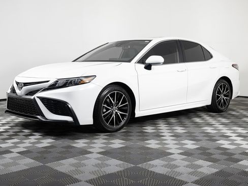 Used 2021 Toyota Camry SE image 1