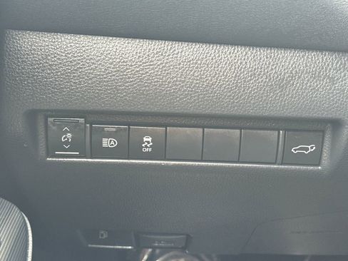 Used 2024 Toyota Venza XLE image 32