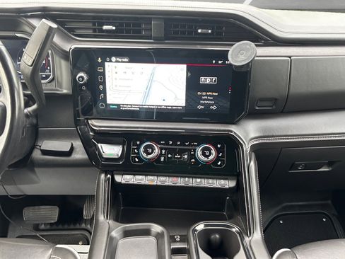 Used 2024 GMC Sierra 2500 AT4X image 3