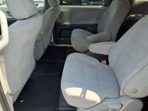 Used 2020 Toyota Sienna L image 25