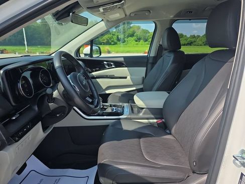 Used 2023 Kia Carnival EX FWD image 18