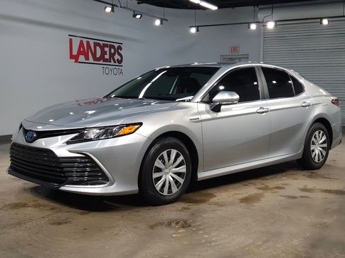 Used 2021 Toyota Camry LE image 3