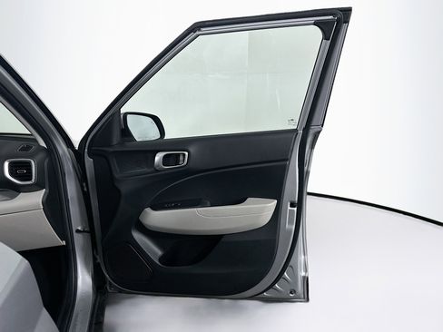 Used 2025 Hyundai Venue SEL image 31