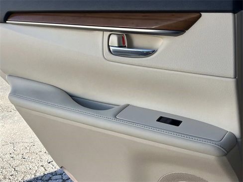 Used 2015 Lexus ES 300h image 18