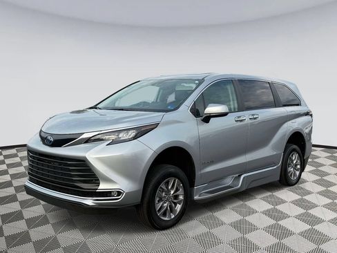 Used 2024 Toyota Sienna XLE FWD image 5