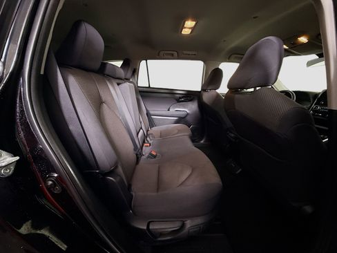 Used 2023 Toyota Highlander LE image 27