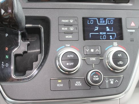 Used 2017 Toyota Sienna XLE w/ XLE Navigation Package FWD image 18