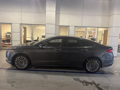 Used 2017 Ford Fusion SE w/ Fusion SE Technology Package FWD image 5